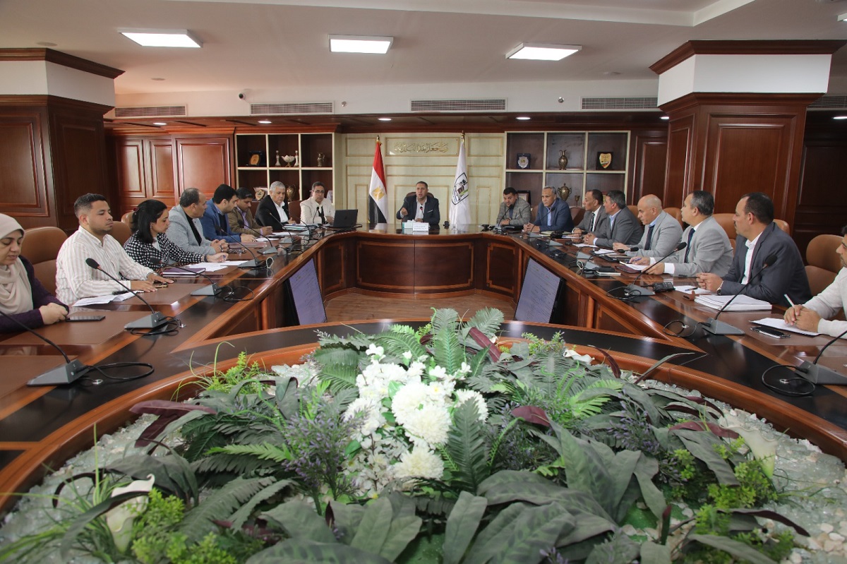 السكرتير العام يناقش مستجدات مشروعات الخطة